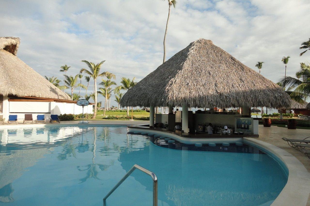 Breathless Punta Cana Resort & Spa (Adults Only) Kültér fotó A swim-up bar at a resort in Punta Cana, Dominican Republic